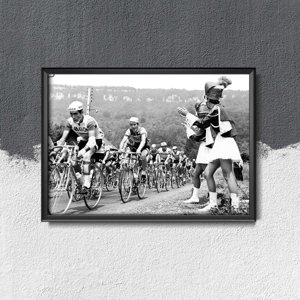 Fotografia Tour de France Jazdci pasujú mažoretky