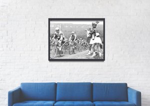 Fotografia Tour de France Jazdci pasujú mažoretky