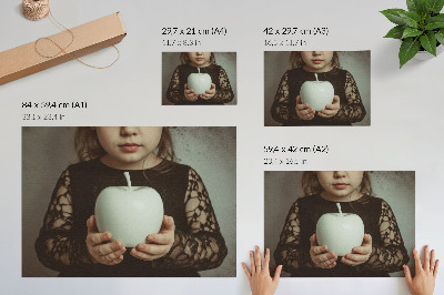 Plagát na stenu s motívom dievčaťa s jablkom