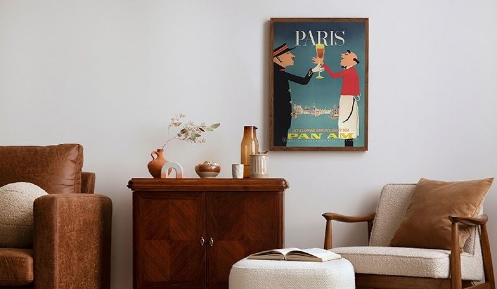 Ako si zariadiť obývačku v retro štýle? Farby, nábytok a doplnky na vytvorenie atmosféry 60. rokov